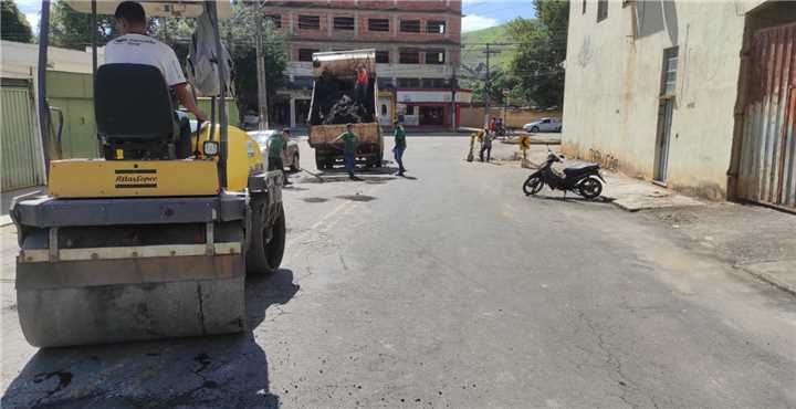 Prefeitura realiza asfaltamento da rua Cel. J&#250;lio Soares